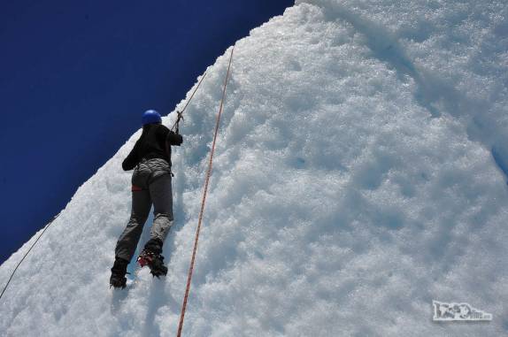 A Ana sobe mais uma parede no curso de escalada em gelo no glaciar Viedma, no Parque Nacional Los Glaciares, região de El Chaltén, no sul da Argentina